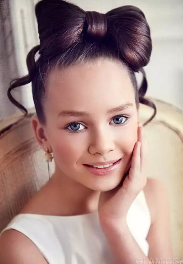 Makeup na 11 letih: Ali je mogoče slikati s kozmetiko dekleta v razredu 5? Light ličila v šolo za otroke in dnevne plovila na počitnicah, lepe ideje za rojstni dan 23948_42