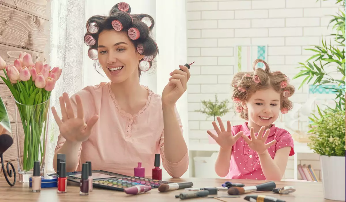 Makeup në 11 vjeç: A është e mundur për të pikturuar me kozmetikë vajzave në klasën e 5? kozmetikë të lehta në shkollë për fëmijët dhe anije të përditshme në pushime, ide e bukur për ditëlindjen 23948_8