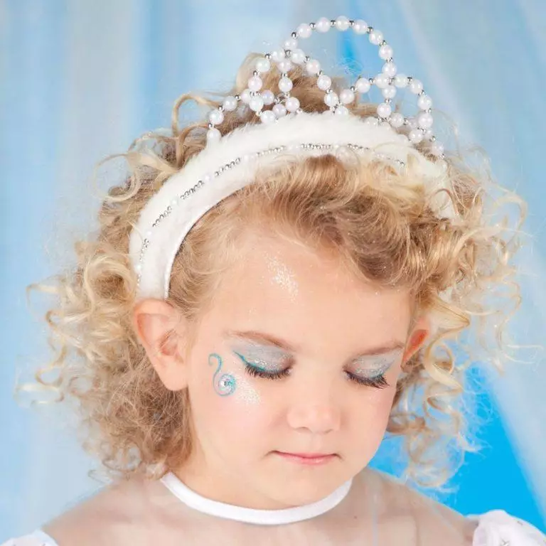 Make-up für Mädchen 10 Jahre: Schöne Möglichkeiten für Kinder zum Geburtstag. Ist es möglich, zu malen? Licht Make-up in der Schule in der Klasse 4 für Anfänger 23949_30