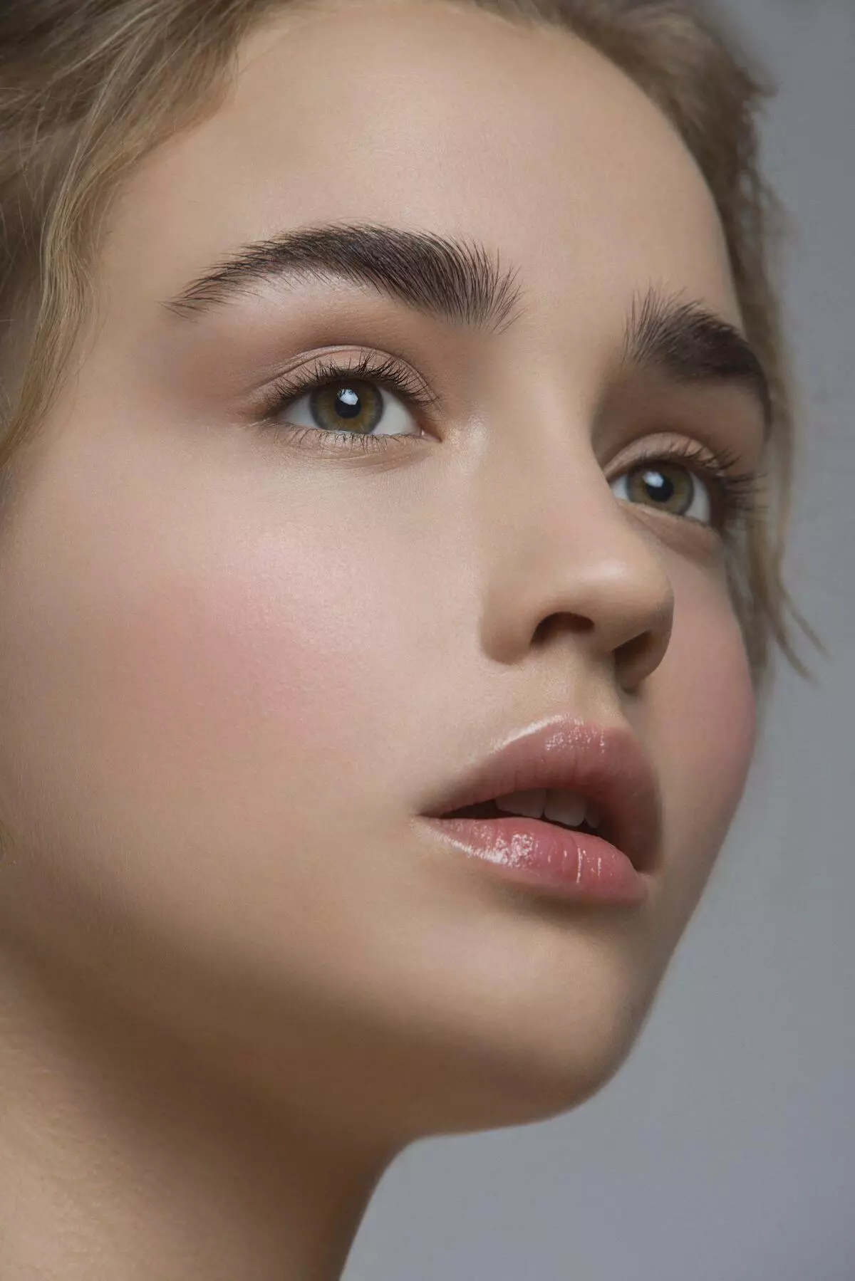 Makeup pada 13 tahun: versi mudah sekolah untuk remaja perempuan dan hari jadi. Adakah mungkin untuk cat? Solek melangkah untuk setiap hari 23952_40