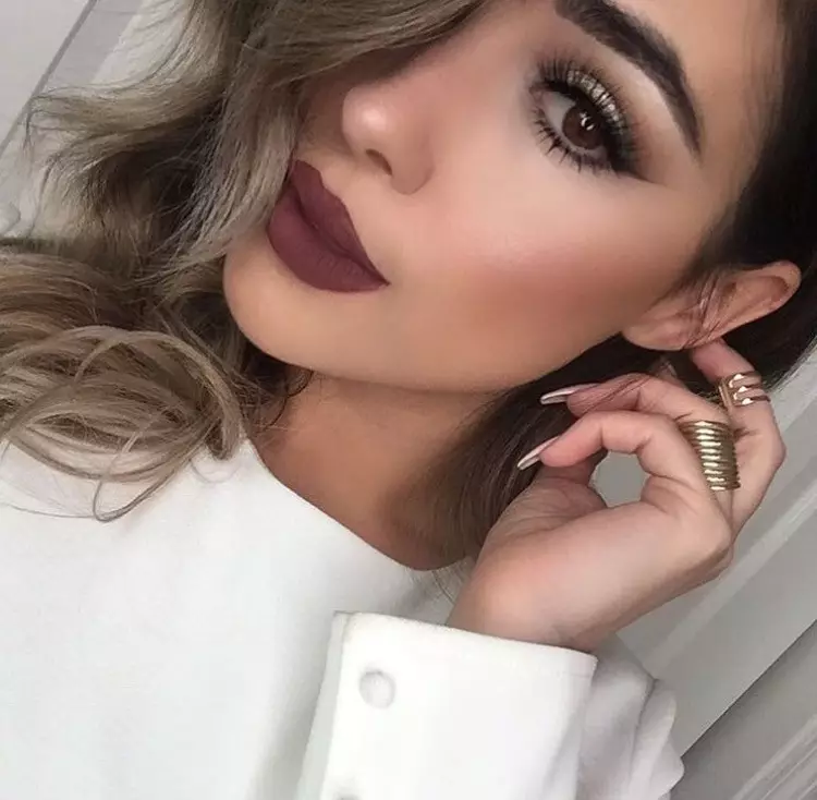 How to paint lips matte lipstick? How exactly make it up with a red lipstick step by step? Beautiful lip makeup without pencil bright matte lipstick 23956_10