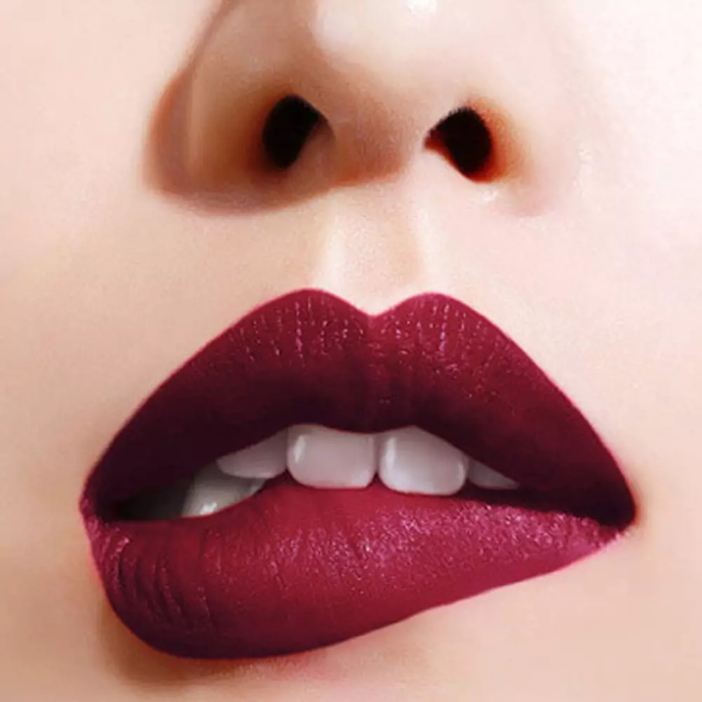 តើធ្វើដូចម្តេចដើម្បីគូរបបូរមាត់ lips matte? តើធ្វើដូចម្តេចដើម្បីធ្វើឱ្យវាឡើងដោយមានបបូរមាត់ក្រហមមួយជំហានម្តង ៗ ? ការតុបតែងបបូរមាត់ដ៏ស្រស់ស្អាតដោយគ្មានបបូរមាត់ខ្មៅដៃភ្លឺរលោង 23956_4