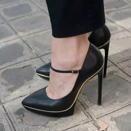 Арьсан өсгий гутал (46 зураг): Бага, өндөр өсгийтэй эмэгтэйчүүдийн арьсан загварууд 2395_36