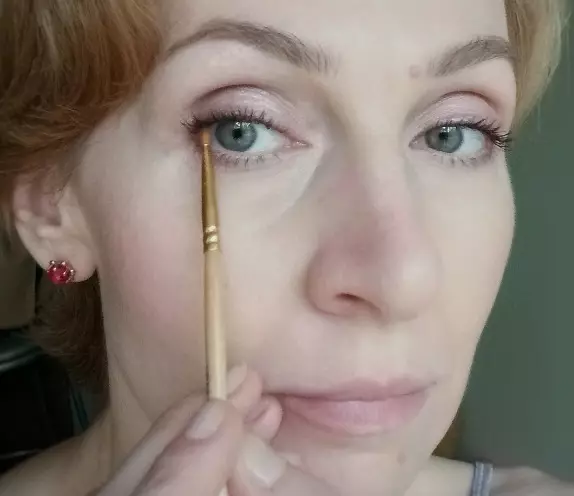Sådan maler du Interinsuncker med en blyant? Hvordan man tegner en fin linje på dine øjne mellem øjenvipper? Hvilken slags blyant at vælge for makeup? 23960_12