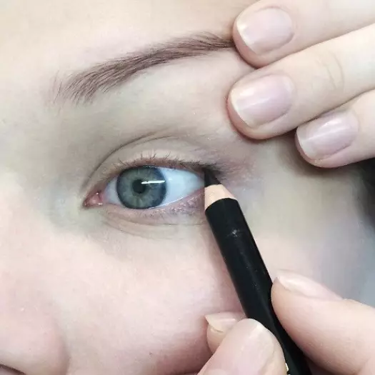 วิธีการทาสี interinsuncker ด้วยดินสอ? วิธีการวาดเส้นละเอียดบนดวงตาของคุณระหว่างขนตา? ดินสอชนิดใดที่เลือกแต่งหน้า? 23960_15