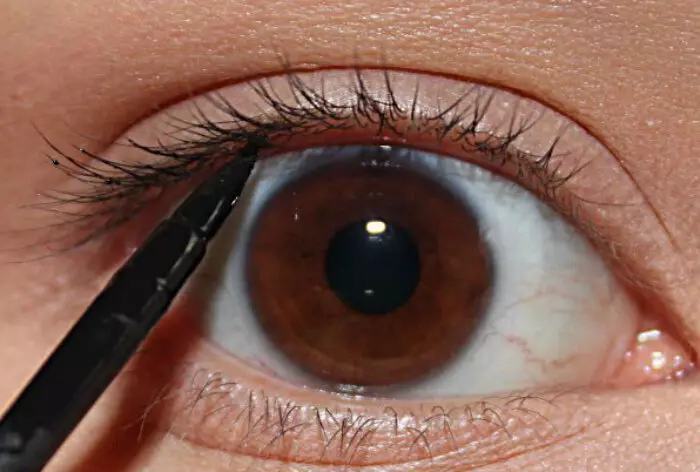 Hoe de Intersuncker met een potlood te schilderen? Hoe een fijne lijn op je ogen te trekken tussen wimpers? Wat voor soort potlood om te kiezen voor make-up? 23960_18