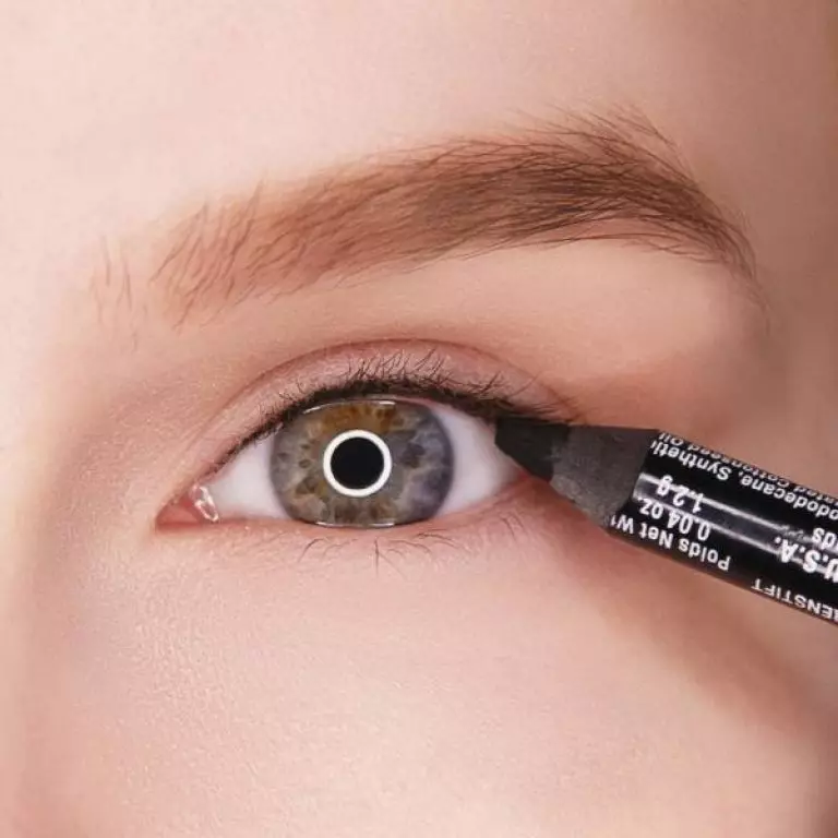 Hoe de Intersuncker met een potlood te schilderen? Hoe een fijne lijn op je ogen te trekken tussen wimpers? Wat voor soort potlood om te kiezen voor make-up? 23960_5