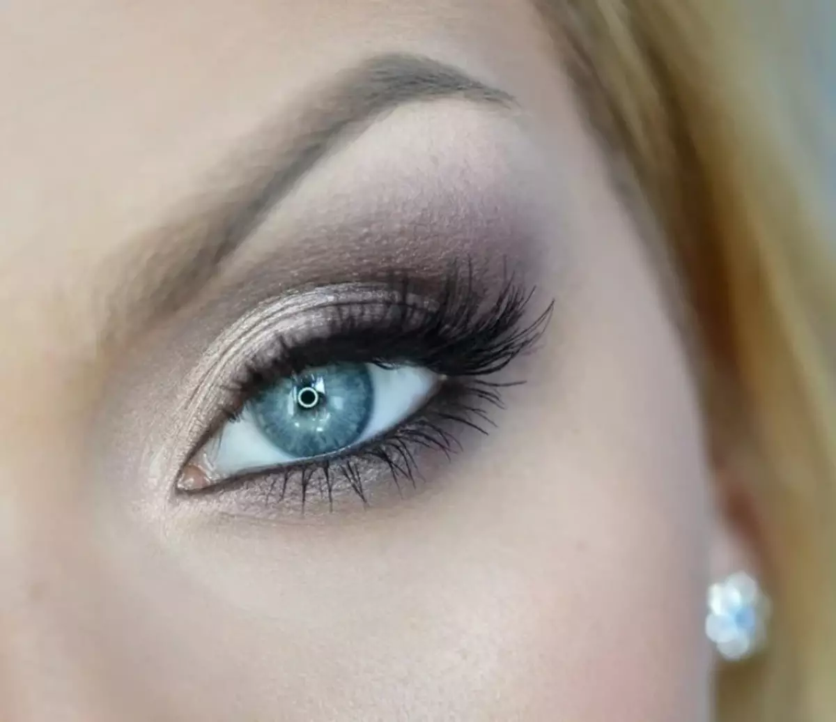 Casual makeup for blå øjne: letvægts smukke makeup for hver dag trin for trin derhjemme. Hvordan man laver det med skygger? 23961_2