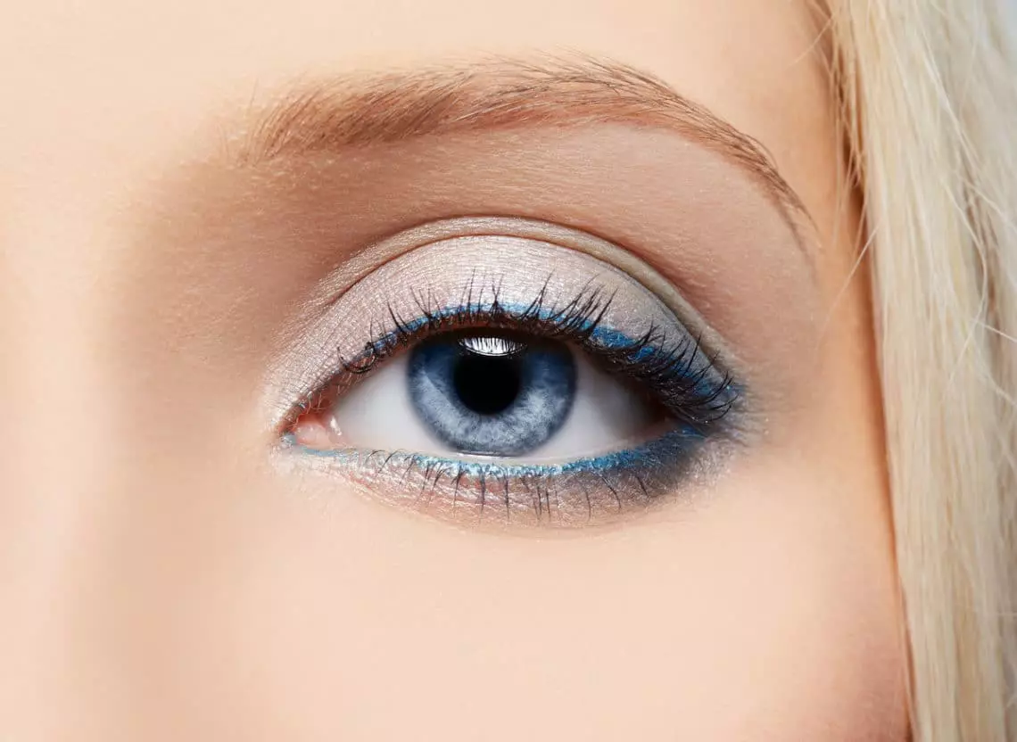 Maquillatge informal per a ulls blaus: maquillatge lleuger i bell per a cada dia pas a pas a casa. Com fer-ho amb ombres? 23961_3