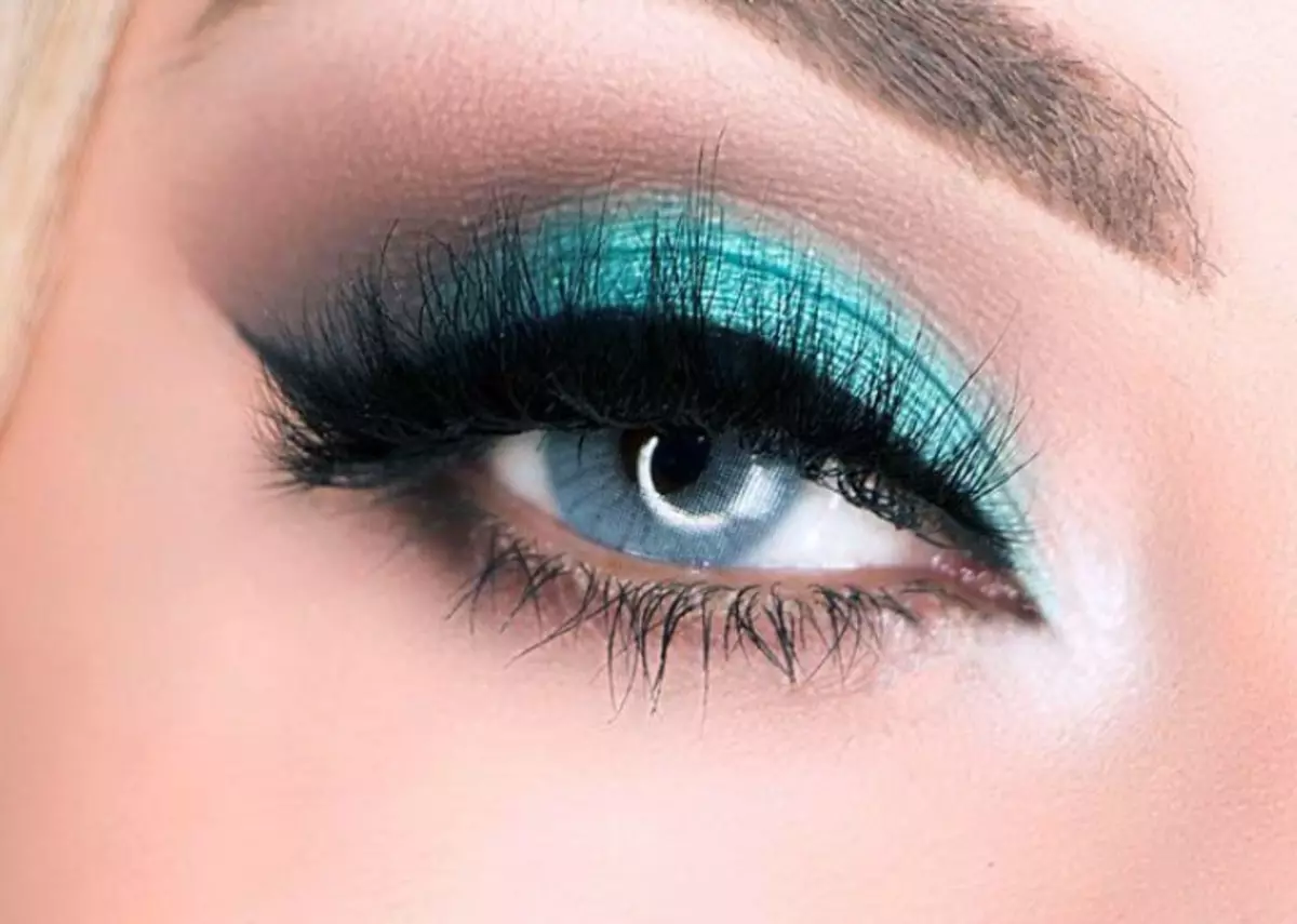 Casual makeup for blue eyes: lightweight beautiful makeup for every day step by step at home. How to make it with shadows? 23961_8