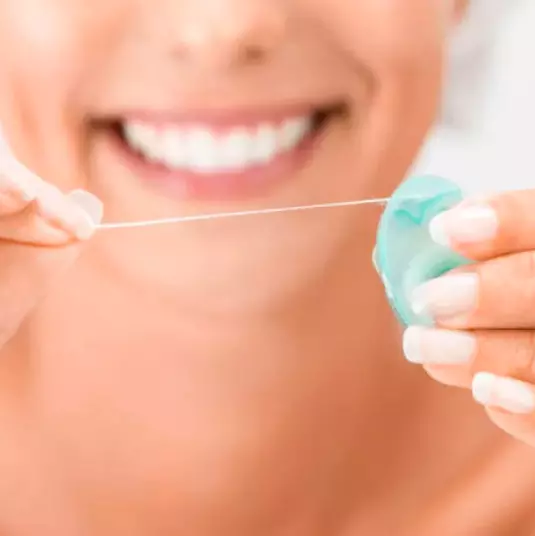 Oral-B hambaravi niidid: kuidas neid kasutada? Pro-ekspertide kliiniliini ja Super Floss, Essential Floss ja Satin Floss, vahatamine ja soovide lõnga. Kuidas neid avada? 23988_11