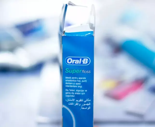 Oral-B Dental Konuları: Nasıl kullanılır? Uzmanlık yanlısı klinik hattı ve süper ipi, temel ipi ve saten ipi, ağda ve gevşek iplik. Onları nasıl açılır? 23988_6