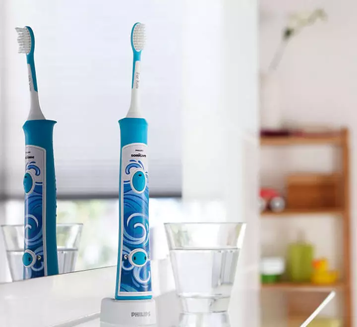 Vurdering af de bedste elektriske tandbørster: Topelektrolater til tænder, oversigt over mærker og sammenligning af modeller, de bedste børster i henhold til tandlæger 24000_58
