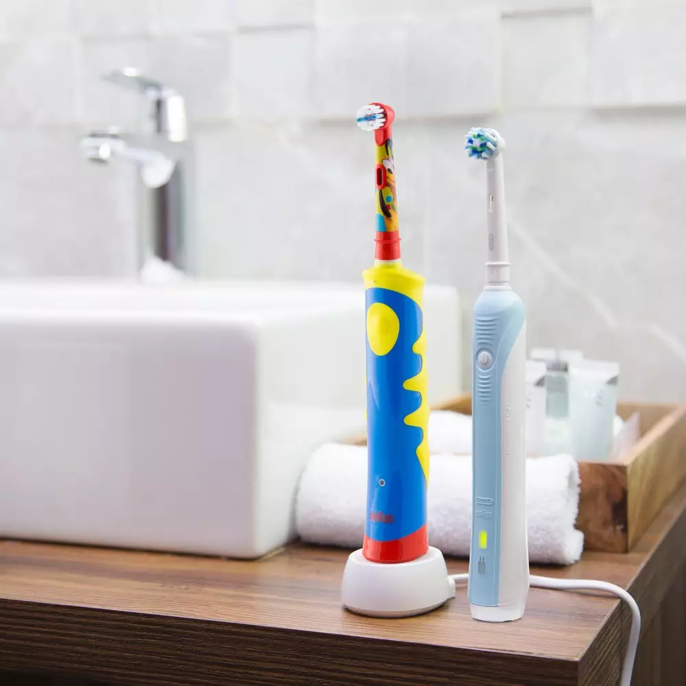 Peringkat sikat gigi listrik terbaik: top elektrolat untuk gigi, ikhtisar merek dan perbandingan model, kuas terbaik menurut dokter gigi 24000_8