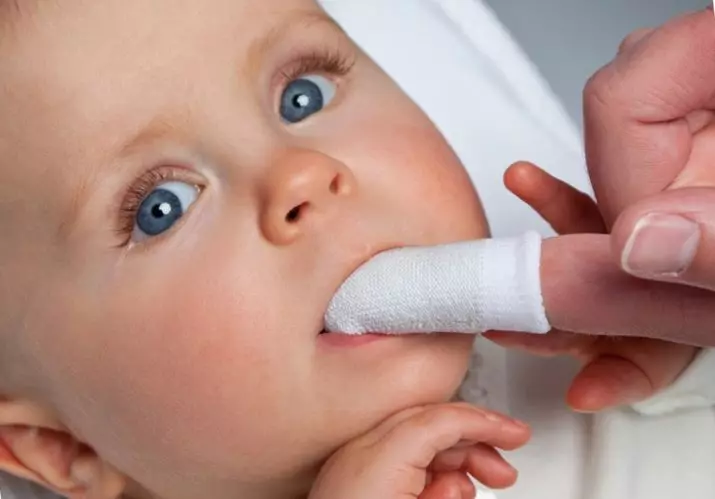 Sulmet e pastrimit të dhëmbëve në fëmijë: zgjedhja e furçës së dhëmbëve në gishtin e foshnjës, përdorimi i brushave të foshnjave silikoni për foshnjat 24003_23