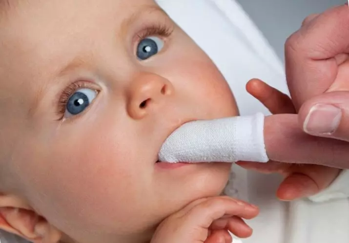 Ataques de limpieza dental en el niño: la elección del cepillo de dientes en el dedo del bebé, el uso de cepillos de silicona para bebés para bebés 24003_23