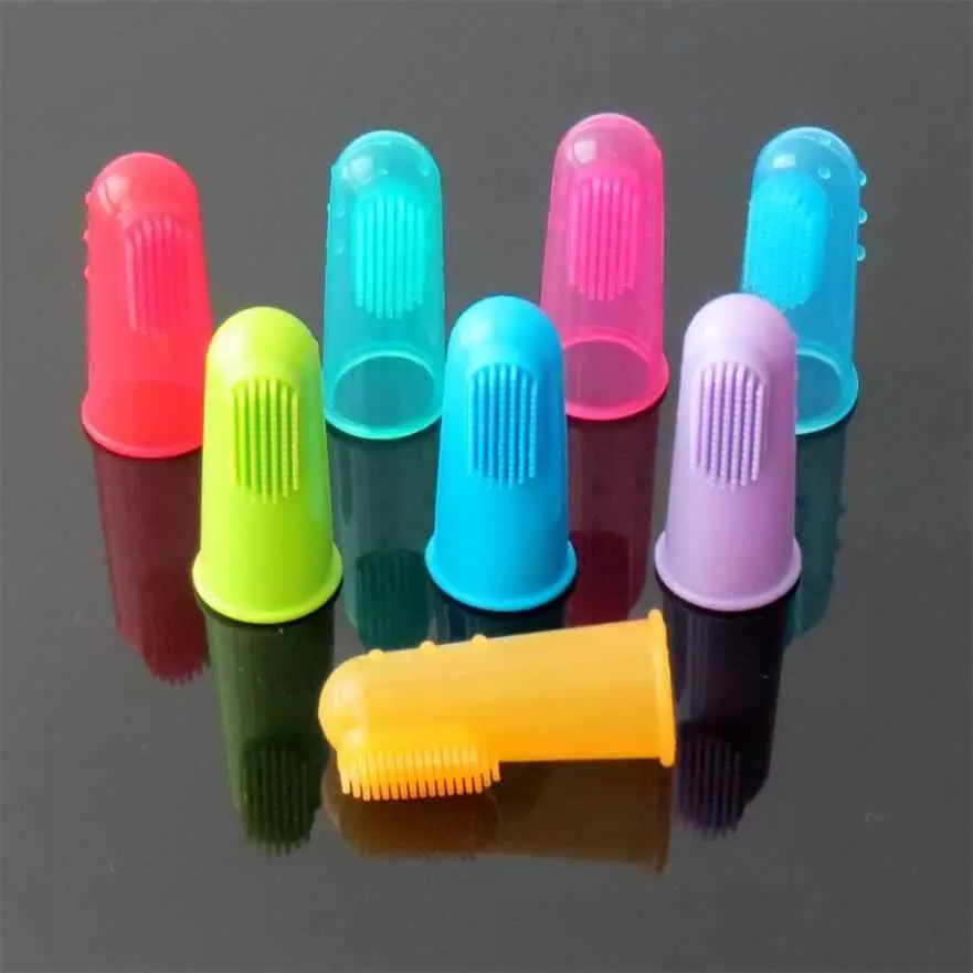 Pag-atake sa paglilinis ng ngipin sa bata: ang pagpili ng toothbrush sa daliri ng sanggol, ang paggamit ng silicone baby brushes para sa mga sanggol 24003_3