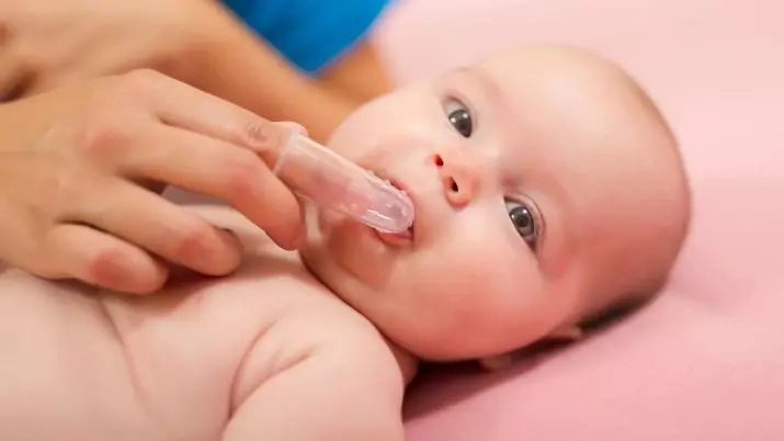 Dental rengøring angreb på barnet: valget af tandbørste på barnets finger, brugen af ​​silikone børnebørster til spædbørn 24003_6