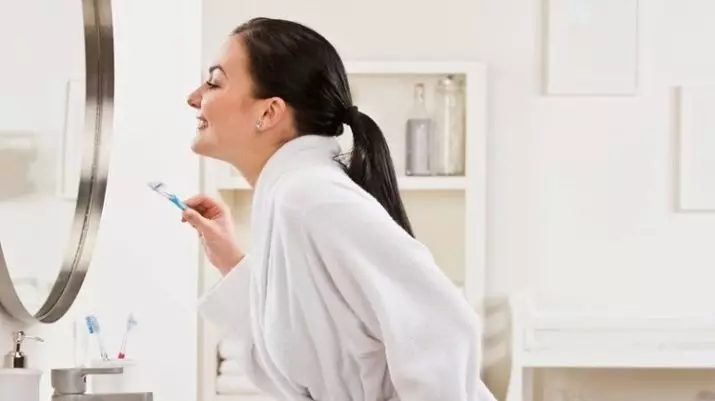Varför borsta tänderna? 10 Foto Varför behöver du rengöras på morgonen och på natten? Vad händer om inte att rengöra sin vecka och en månad? När började folk göra det? 24006_8