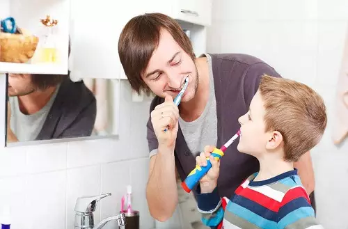 Παιδικές οδοντόβουρτσες: υπερηχογράφημα και ήχος, σιλικόνη και άλλα για δόντια των παιδιών 1-5 ετών, για έφηβους ηλικίας άνω των 10 ετών, πώς να επιλέξει 24009_11