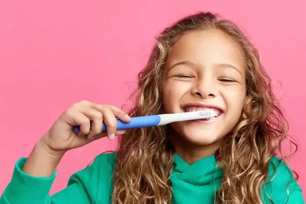بچوں کے دانتوں کا برش: الٹراساؤنڈ اور آواز، سلیکون اور دیگر بچوں کے دانتوں کے لئے 1-5 سال، 10 سال سے زائد عمر کے نوجوانوں کے لئے، کس طرح منتخب کریں 24009_17