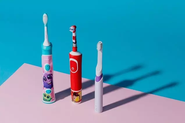 Kinders se tandeborsels: Ultraklank en klank, silikoon en ander vir tande van kinders 1-5 jaar, vir tieners ouer as 10 jaar oud, hoe om te kies 24009_20
