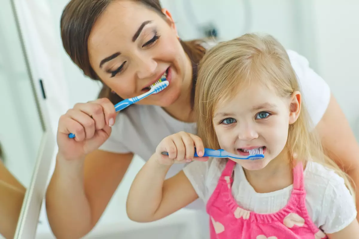 Bērnu zobu sukas: ultraskaņas un skaņa, silikons un citi zobiem bērniem 1-5 gadus, par pusaudžiem, kas vecāki par 10 gadiem, kā izvēlēties 24009_21