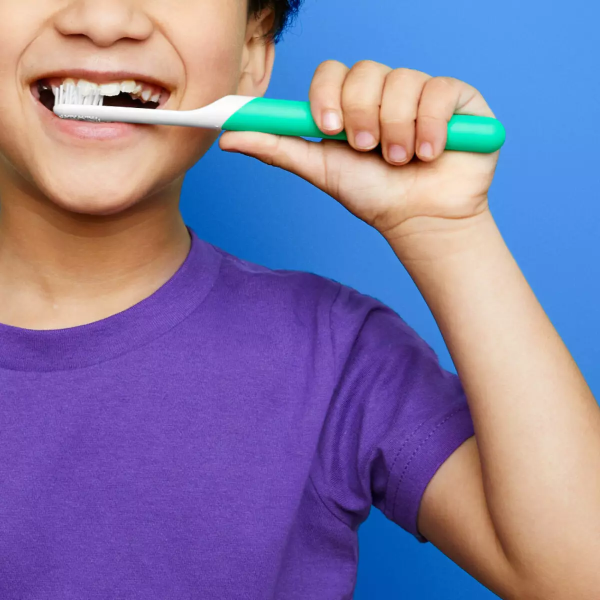 ბავშვთა კბილის ჯაგრისები: ულტრაბგერითი და ხმის, სილიკონისა და სხვების კბილებისათვის 1-5 წლის განმავლობაში, 10 წლის ასაკის მოზარდებისათვის, როგორ უნდა აირჩიოთ 24009_4