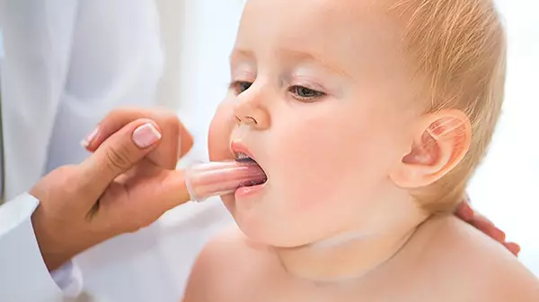 Fëmijët e fëmijëve: Ultratinguj dhe tinguj, silikoni dhe të tjerët për dhëmbët e fëmijëve 1-5 vjet, për adoleshentët më të vjetër se 10 vjeç, si të zgjedhin 24009_46