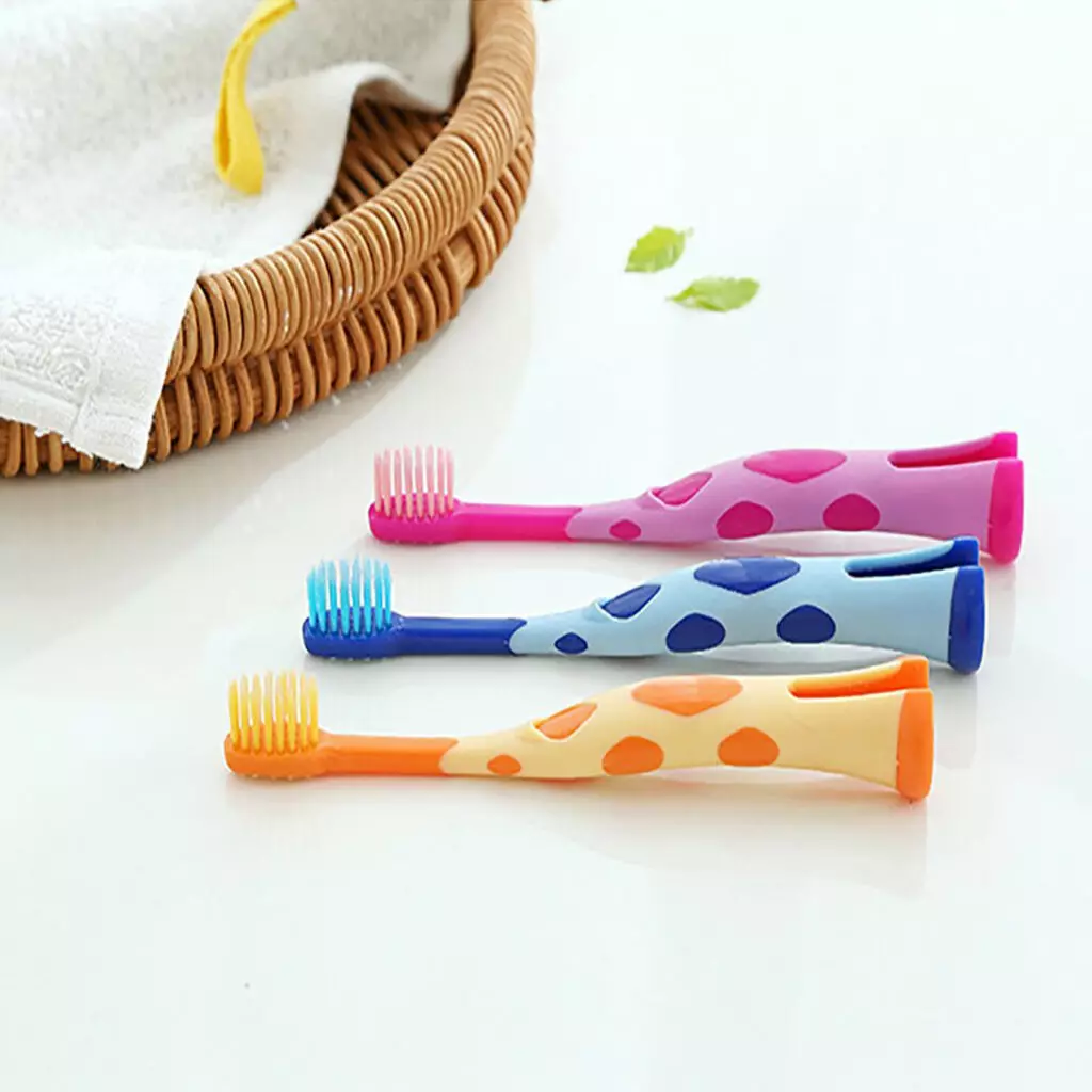 Mga toothbrush sa mga bata: ultrasound ug tunog, silicone ug uban pa sa ngipon sa mga bata 1-5 ka tuig, alang sa mga tin-edyer nga mas tigulang sa 10 anyos, unsaon pagpili 24009_5