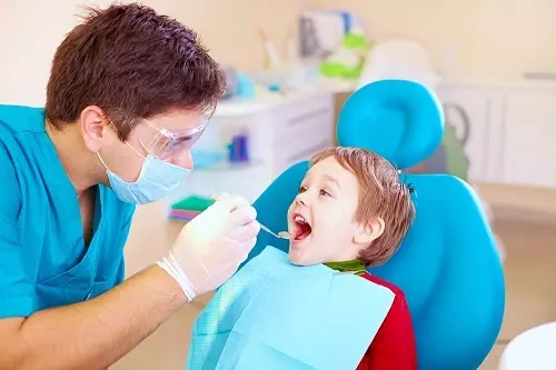 ბავშვთა კბილის ჯაგრისები: ულტრაბგერითი და ხმის, სილიკონისა და სხვების კბილებისათვის 1-5 წლის განმავლობაში, 10 წლის ასაკის მოზარდებისათვის, როგორ უნდა აირჩიოთ 24009_7