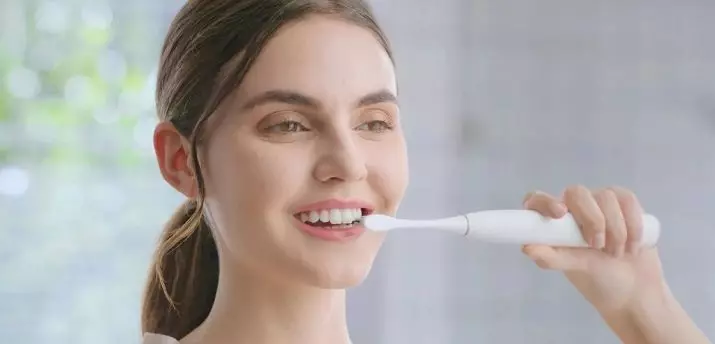 Furçë dhëmbësh të shëndoshë: A është brushat elektrike për dhëmbët më të mirë? Vlerësimi, pluses dhe të këqijat. Çfarë është dhe çfarë të zgjidhni? Si t'i pastroni dhëmbët? 24010_13
