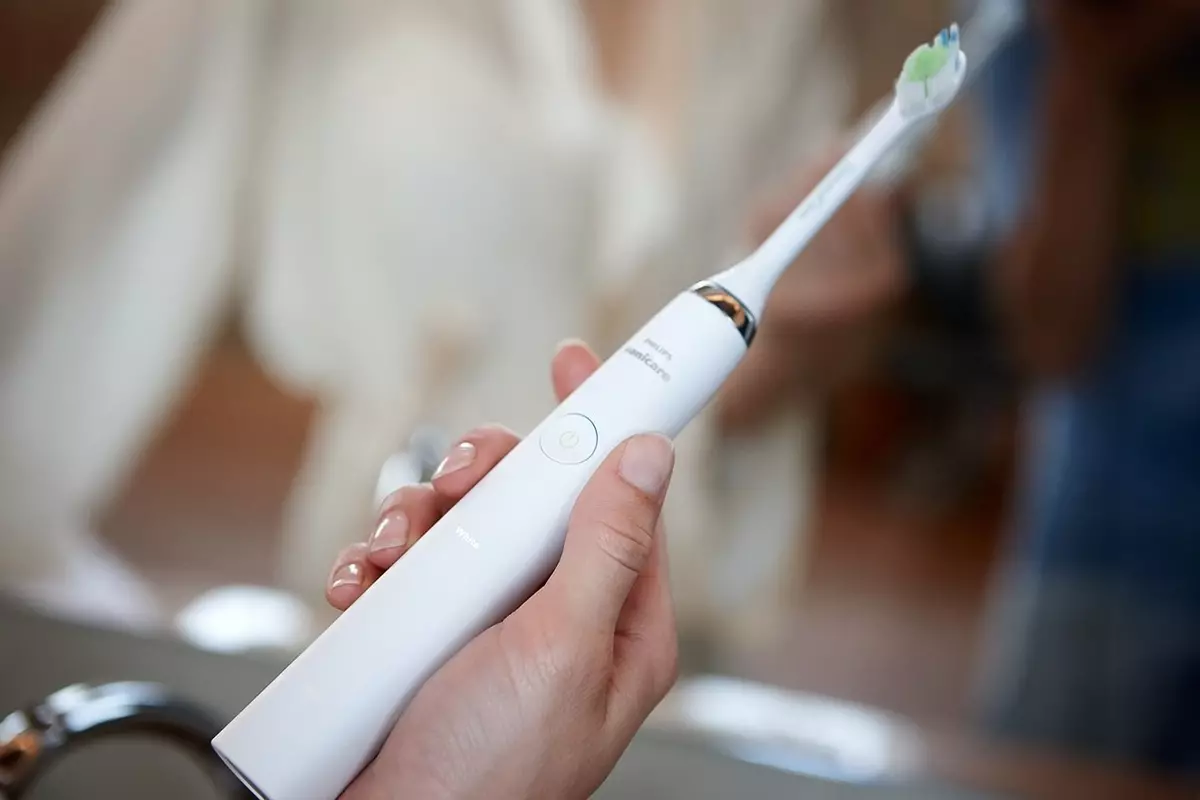 Sound tandenborstels: is de elektrische borstels voor tanden beter? Beoordeling, plussen en nadelen. Wat is het en wat te kiezen? Hoe maak je je tanden schoon? 24010_31