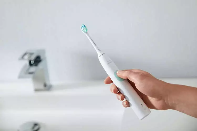 Sound tandenborstels: is de elektrische borstels voor tanden beter? Beoordeling, plussen en nadelen. Wat is het en wat te kiezen? Hoe maak je je tanden schoon? 24010_4