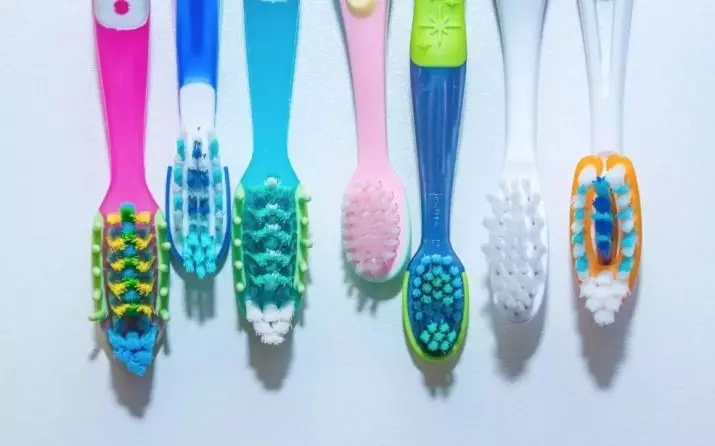 Toothbrush: ang pinakamahusay na brushes para sa mga ngipin, kawayan at ionic, kung paano pumili, manu-mano at disposable, iba pang mga species 24014_2
