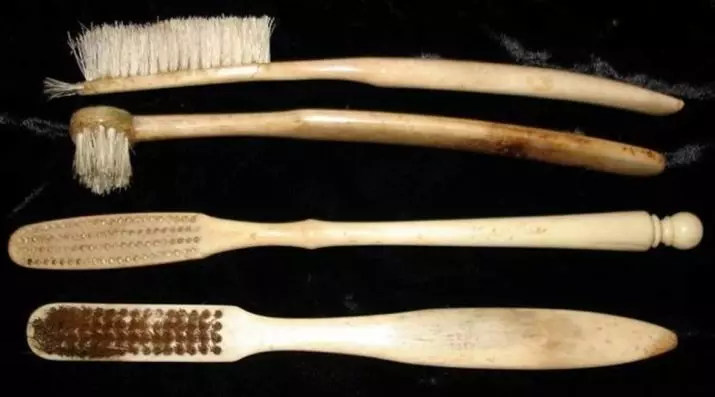 Toothbrush: ang pinakamahusay na brushes para sa mga ngipin, kawayan at ionic, kung paano pumili, manu-mano at disposable, iba pang mga species 24014_5
