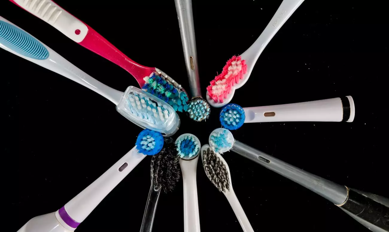 Tandenborstel: de beste borstels voor tanden, bamboe en ionisch, hoe te kiezen, handmatig en wegwerpbaar, andere soorten 24014_8