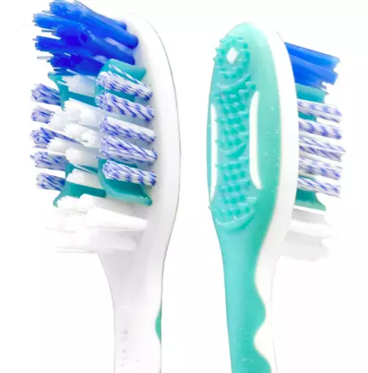 Wat is better: gewoane tandenborstel of elektrysk? Wat te kiezen? Wat is de elektryske macht oars as ienfâldich? Har foardielen en neidielen 24018_10