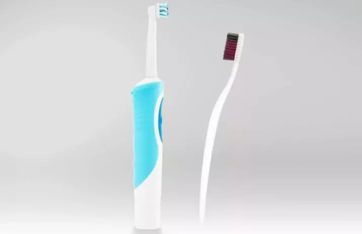 Wat is better: gewoane tandenborstel of elektrysk? Wat te kiezen? Wat is de elektryske macht oars as ienfâldich? Har foardielen en neidielen 24018_18