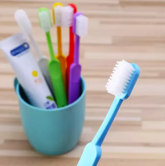Wat is better: gewoane tandenborstel of elektrysk? Wat te kiezen? Wat is de elektryske macht oars as ienfâldich? Har foardielen en neidielen 24018_5