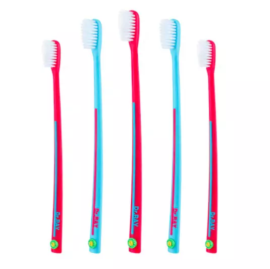 Wat is better: gewoane tandenborstel of elektrysk? Wat te kiezen? Wat is de elektryske macht oars as ienfâldich? Har foardielen en neidielen 24018_7