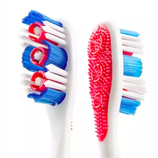 Wat is better: gewoane tandenborstel of elektrysk? Wat te kiezen? Wat is de elektryske macht oars as ienfâldich? Har foardielen en neidielen 24018_9