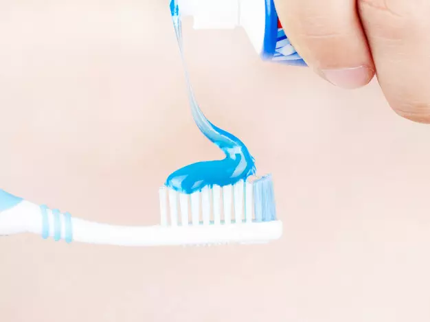 Toothbrushes biomed: medium tengah lan ireng perak karo Boa lan Mineral Hard. Tips Operasi 24023_14