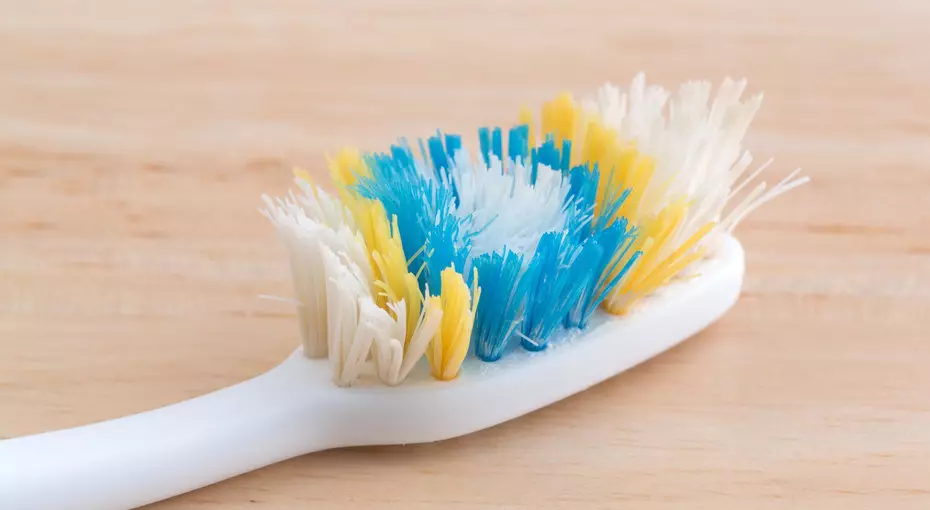 Як часто потрібно міняти зубну щітку? Скільки разів на рік треба міняти дорослій людині? Що впливає на термін служби? 24024_12