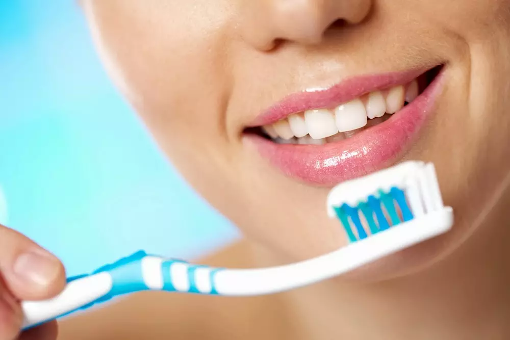 Hur ofta du behöver byta tandborste? Hur många gånger per år bör ändras till en vuxen person? Vad påverkar livslängden? 24024_3