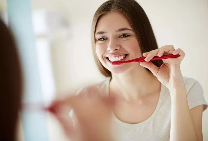 Amb quina freqüència cal canviar el raspall de dents? Quantes vegades a l'any s'ha de canviar a una persona adulta? El que afecta la vida de servei? 24024_7
