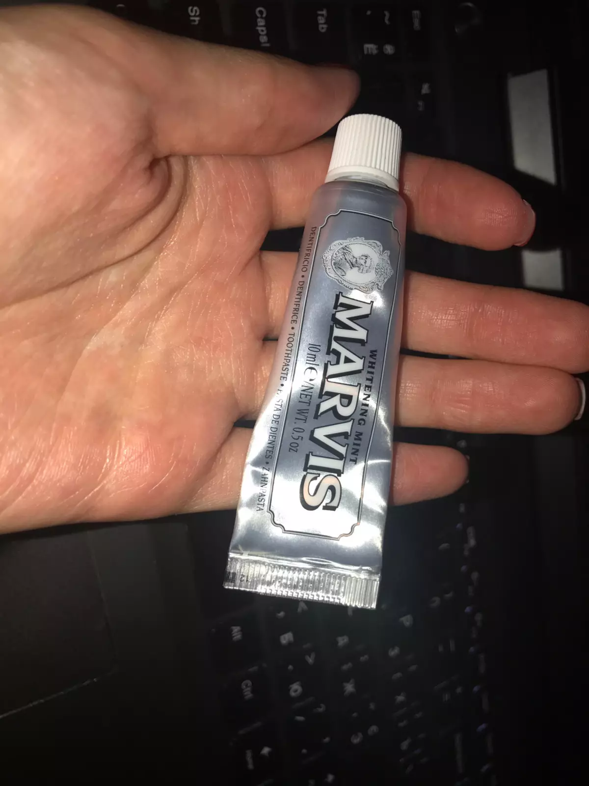 Toothpaste Marvis: Greamaigh Whiteling Iodálach le blas mint agus jasmine, gan fluairín, sraith, comhdhéanamh agus léirmheasanna na bhfiaclóirí 24032_19