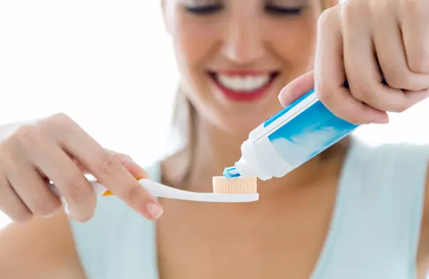 Zobna pasta za obnovitev zobne emajla: Kaj je remineralizirajoča pasta za krepitev sklenine zob in katere čistejše razpoke? Izbor najboljših emajl emajl paste 24035_29
