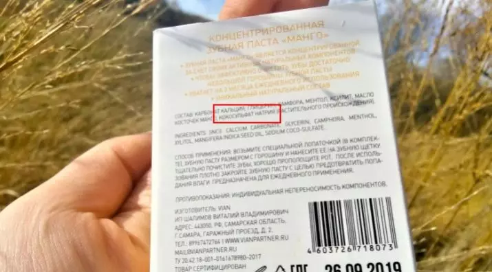 Abun da yake ciki na haƙoran haƙoran hakora: Me ya sa su? Titanium dioxide da sodium laurall sulfate, silicon dioxide da sauran manyan abubuwan da aka yi 24036_3