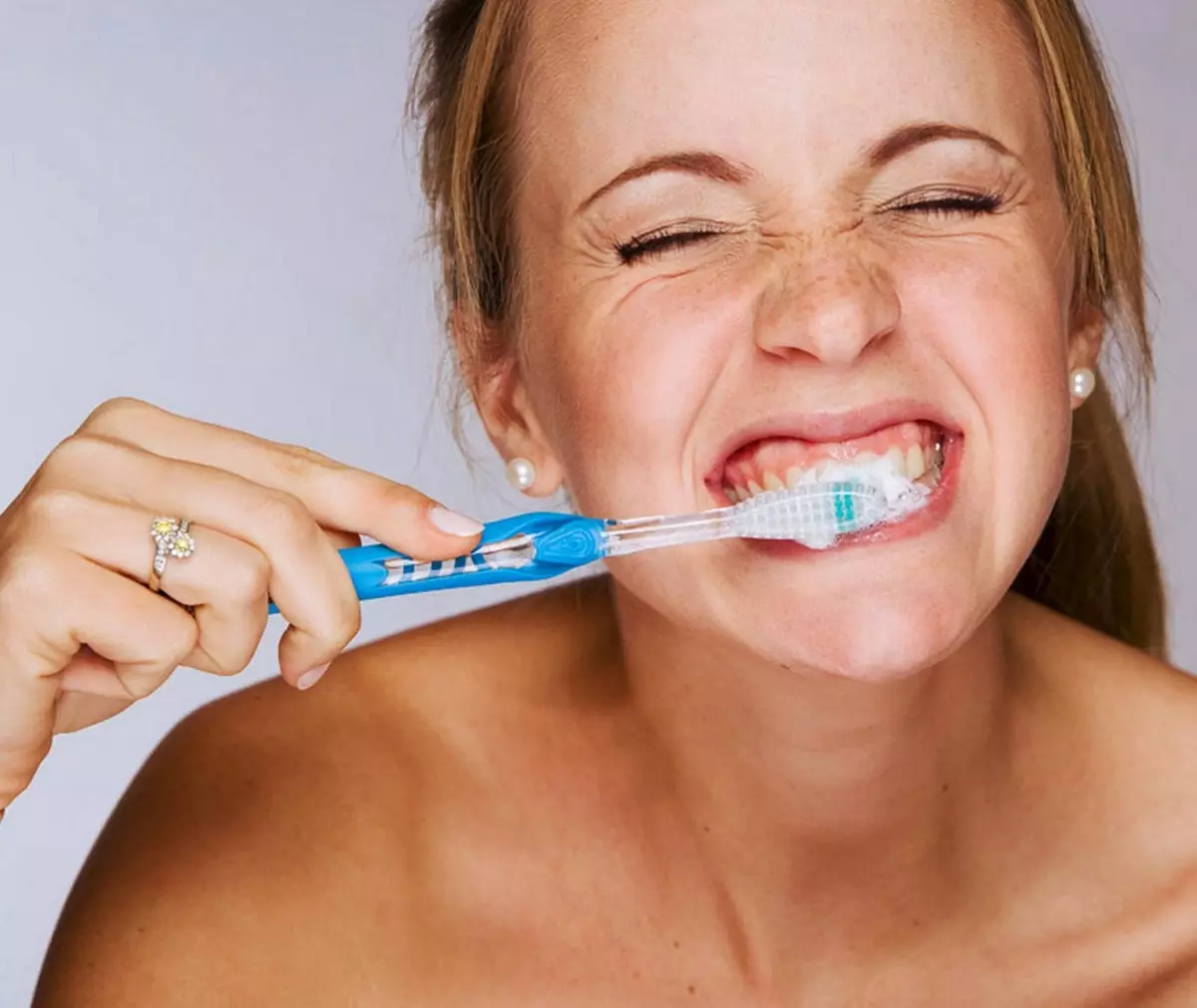 Zubné pasty bez fluóru: Zoznam ruských pastov pre citlivé zuby, hodnotenie najlepších pastov s vápnikom bez fluóru a oxidu titaničitého. Aký je rozdiel medzi pastou fluórom a bez? 24053_11